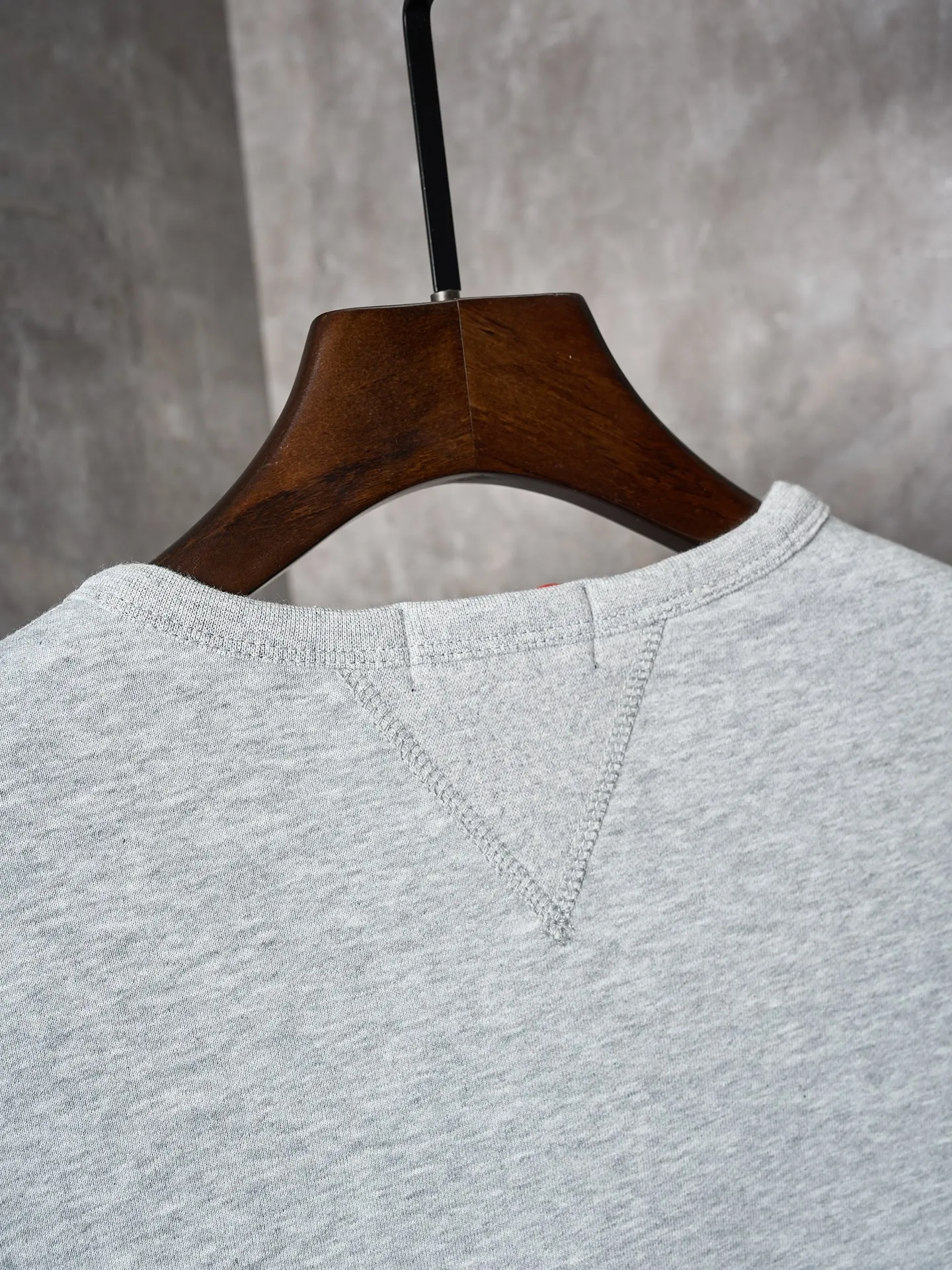 P290 Actual auction】Ralph Lauren/Ralph Lauren solid color pony logo embroidered round neck sweatshirt (grey) [Ready stock] S M L XL custom cloud-like honey cotton fleece sweatshirt material has a delicate feel and is comfortable and skin-friendly. It is based on matte gray and comes with a soft light filter. The exquisite indigo pony logo is embellished. It is highly recognizable. It has an atmosphere of freedom and vitality. A symphony of pure and smart colors. Use extreme simplicity to outline high-end silhouettes, become the smart focus of vision, and show taste in silence. Use imported machine embroidery technology. Use advanced computer control systems and precision mechanical components to achieve the iconic pony embroidery operation. High precision. The lines are smooth and delicate. Adopt Hasuo technology and use specific machines to sew. Hasuo has high fastness and adds visual effects. It is time-consuming and labor-intensive. The fabrics have been washed and have a better texture. They are not easy to deform and are not easy to shrink. Not easy to fade, maintain long-term beauty, and fit well.